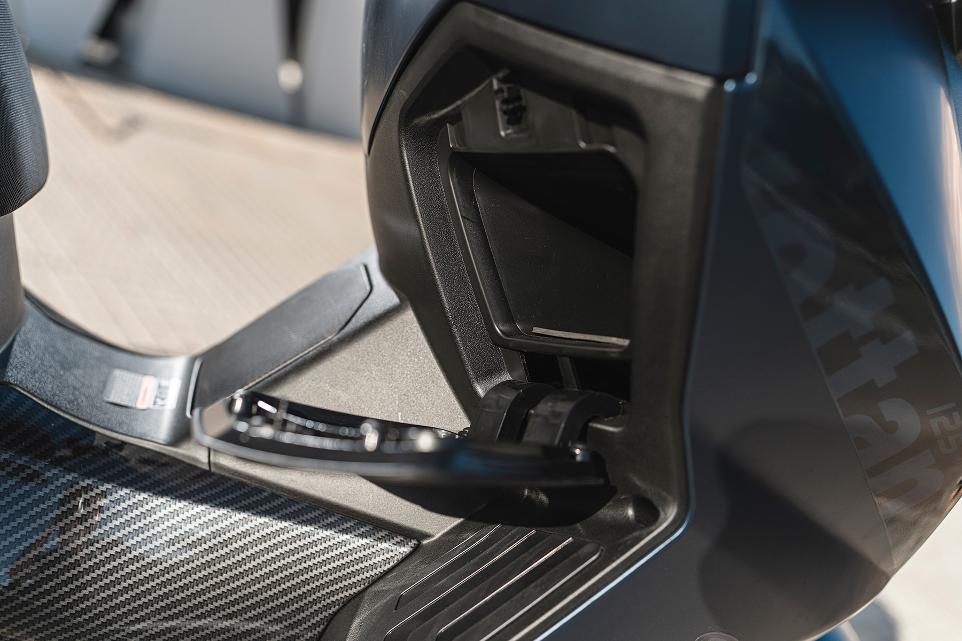 [Capacidad de carga STORM-R] Amplias guanteras y espacio bajo el asiento para mayor comodidad.
