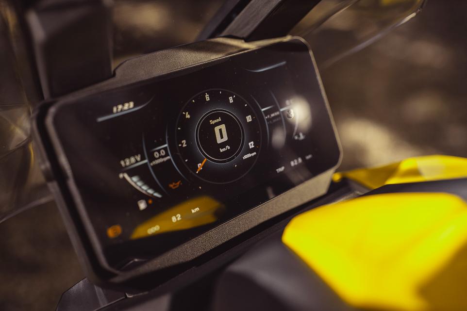 [Cuadro de instrumentación] La motocicleta STORM-V cuenta con una pantalla TFT a color de 7 pulgadas