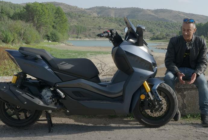 [STORM-R 300 - Moto.it] Scooter esportiva topo de gama da marca espanhola Wottan com excelente relação qualidade/preço.