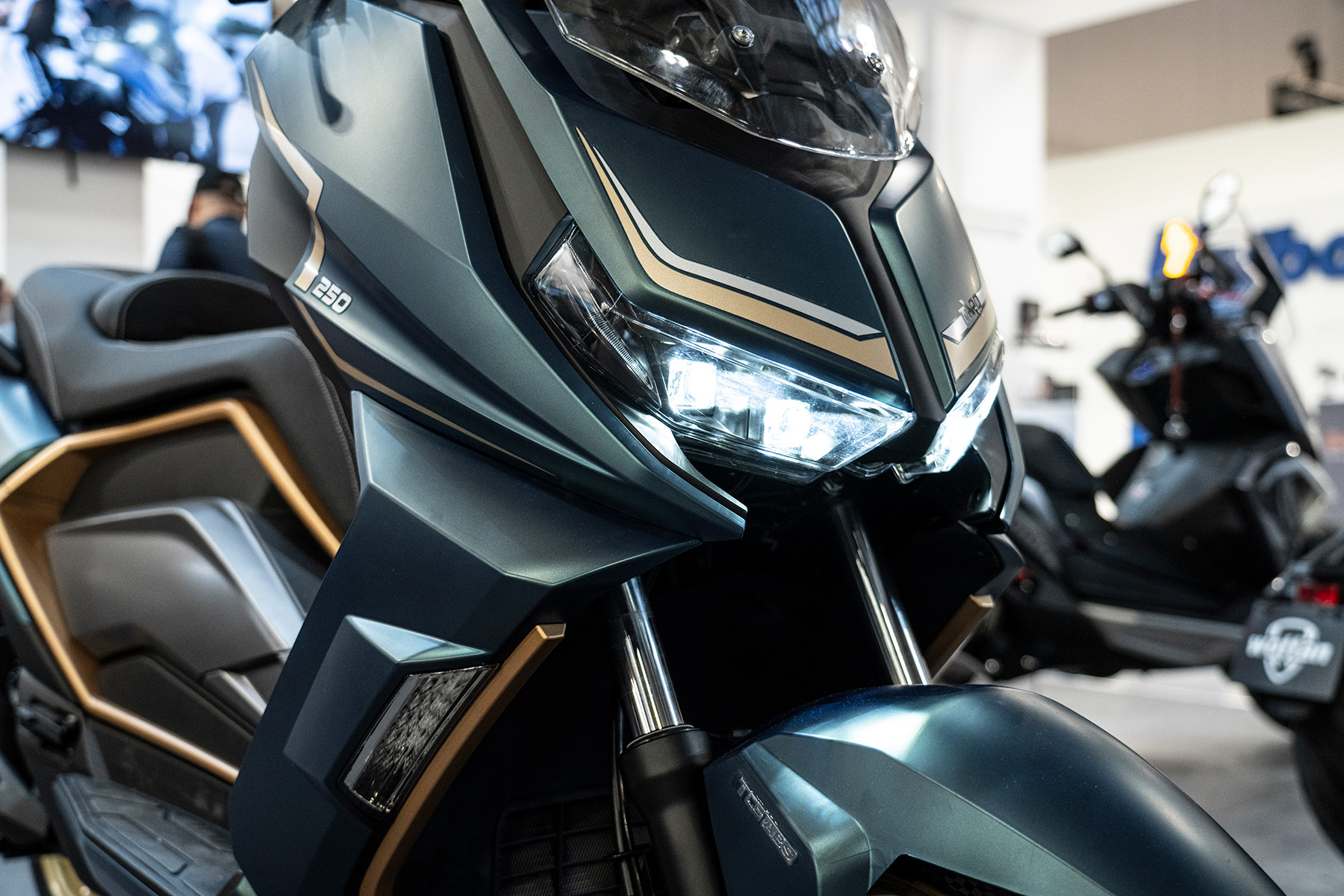 [EICMA 2023 - WOTTAN MOTOR] Detalle del frontal del X-SUV