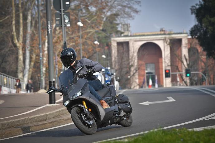 [STORM-R 300 - Inmoto] Nuovo aspirante al titolo nel segmento degli scooter di media cilindrata: Wottan STORM-R 300.