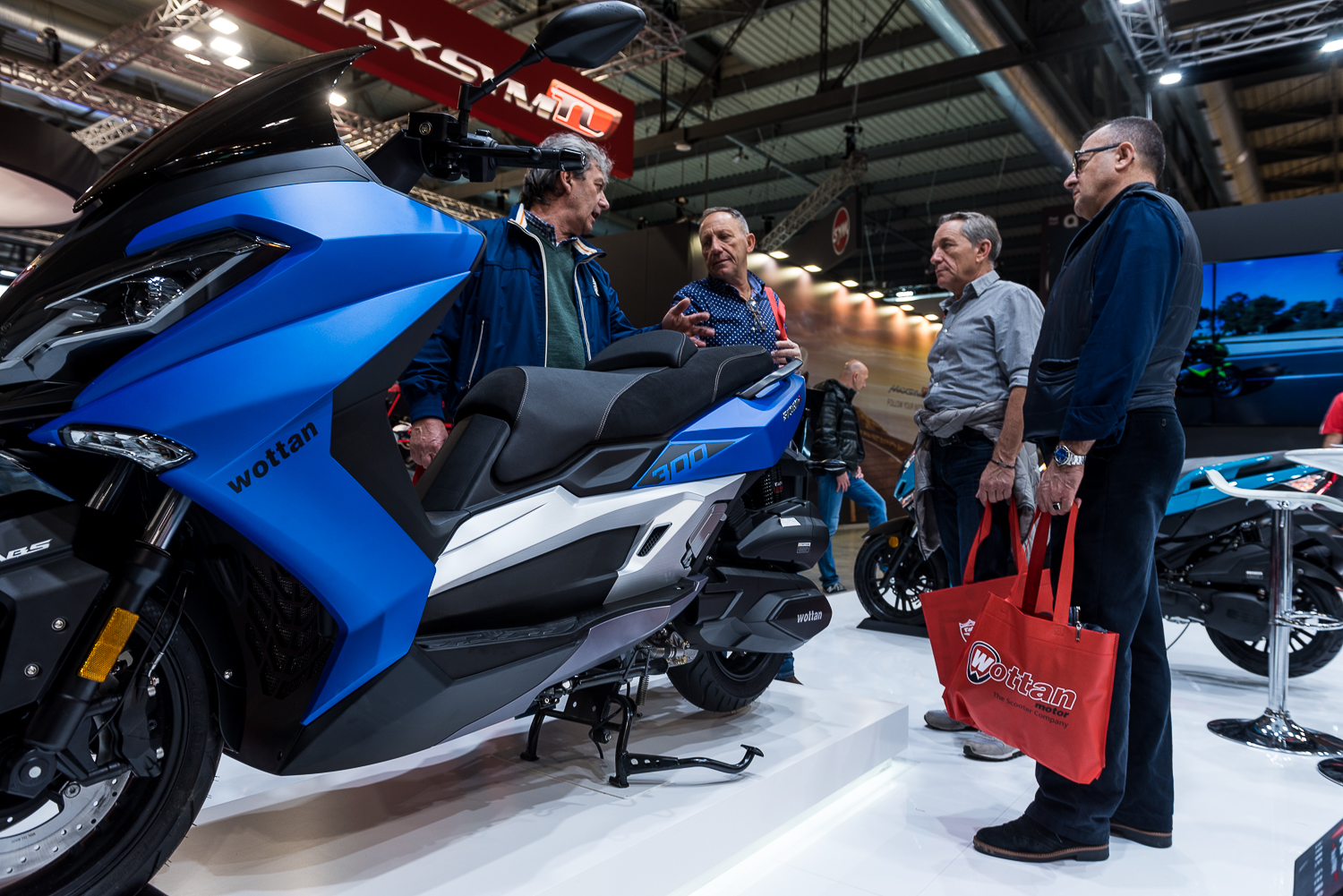 [EICMA 2019 - STORM-S 300] Público admirando nuestro STORM-S