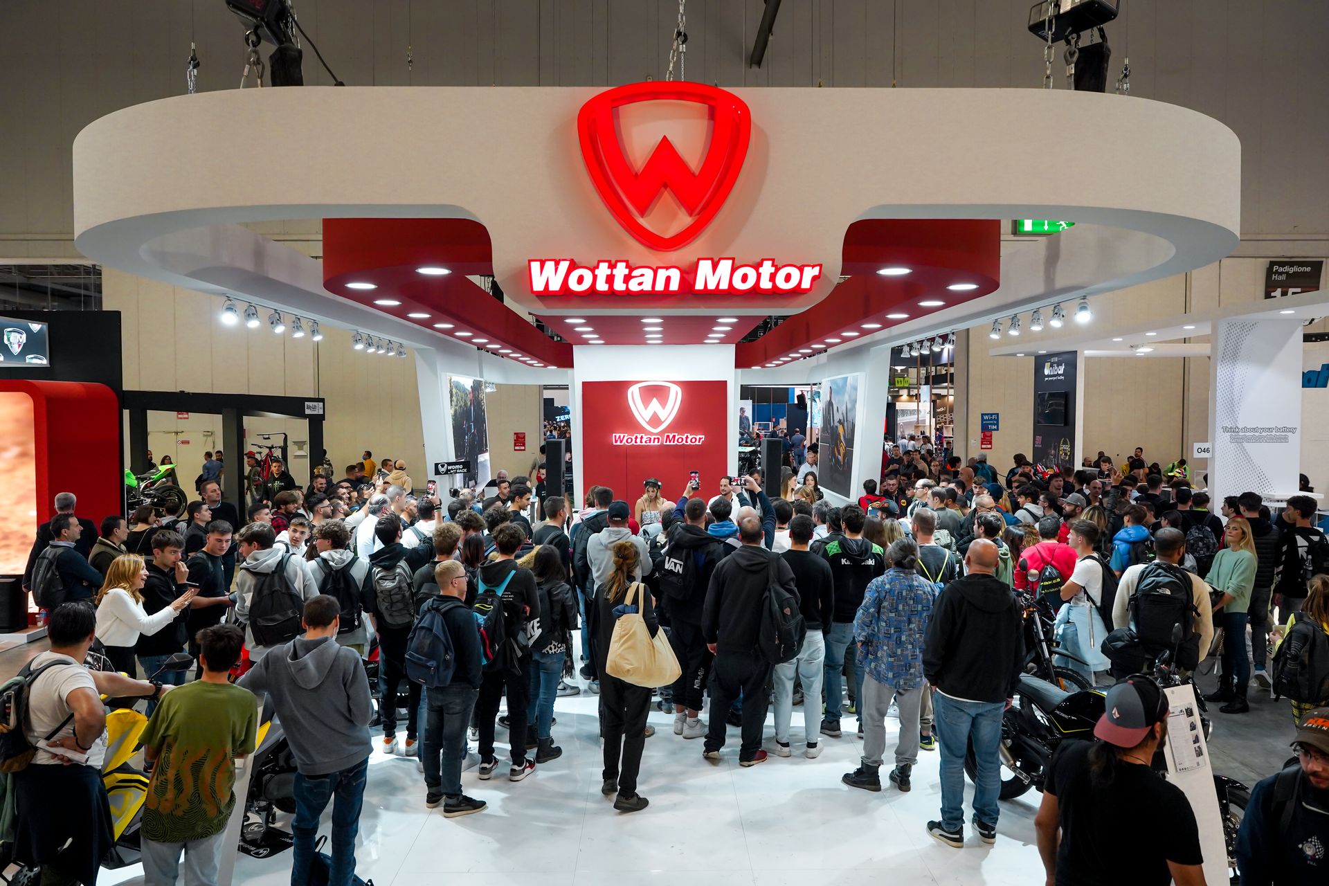 [EICMA 2022 - WOTTAN MOTOR] Máxima expectación en el stand de Wottan con la actuación de Jasandjay