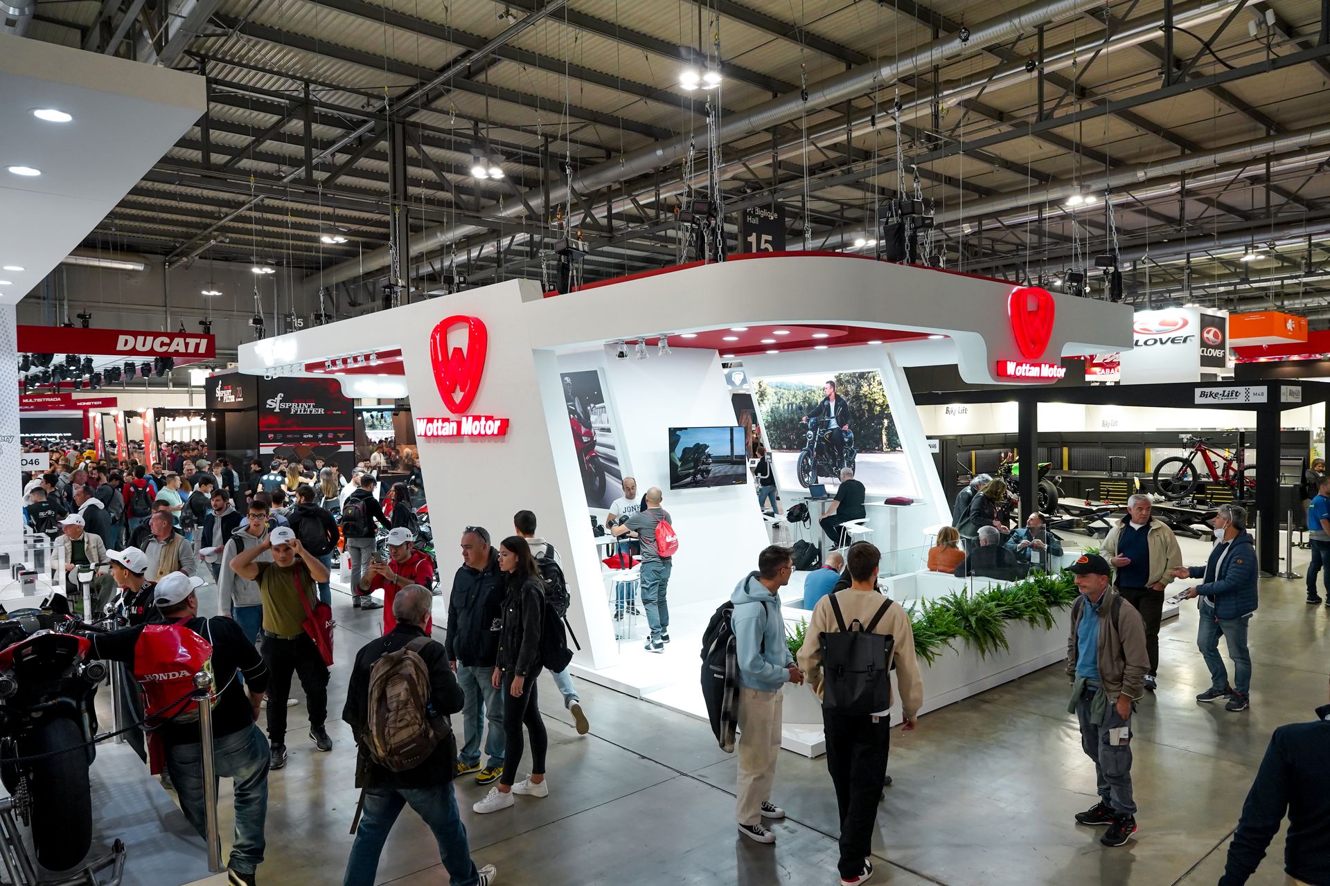 [EICMA 2022 - WOTTAN MOTOR] Público em redor do stand da Wottan na EICMA 2022