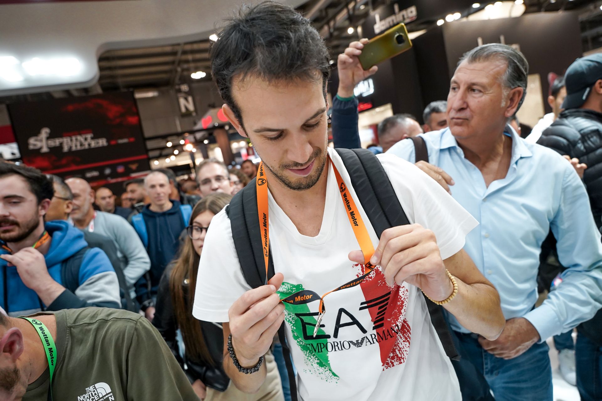 [EICMA 2022 - WOTTAN MOTOR] Un visitatore della fiera con il lanyard di Wottan Motor